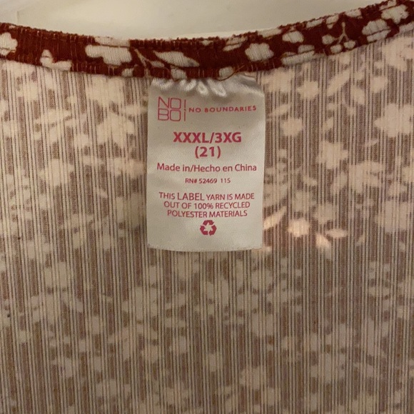 V-neck crop from Walmart. It is a size 3X but I would say more so one 1X/2X fit. - Picture 2 of 5